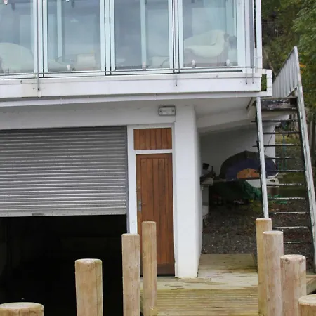 別荘 Lakeshore Boathouse *